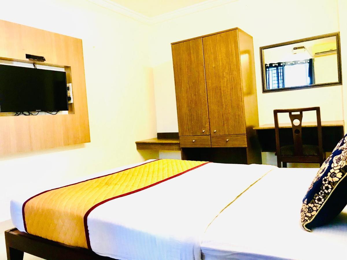 Hotel Half Moon Chennai Exterior photo