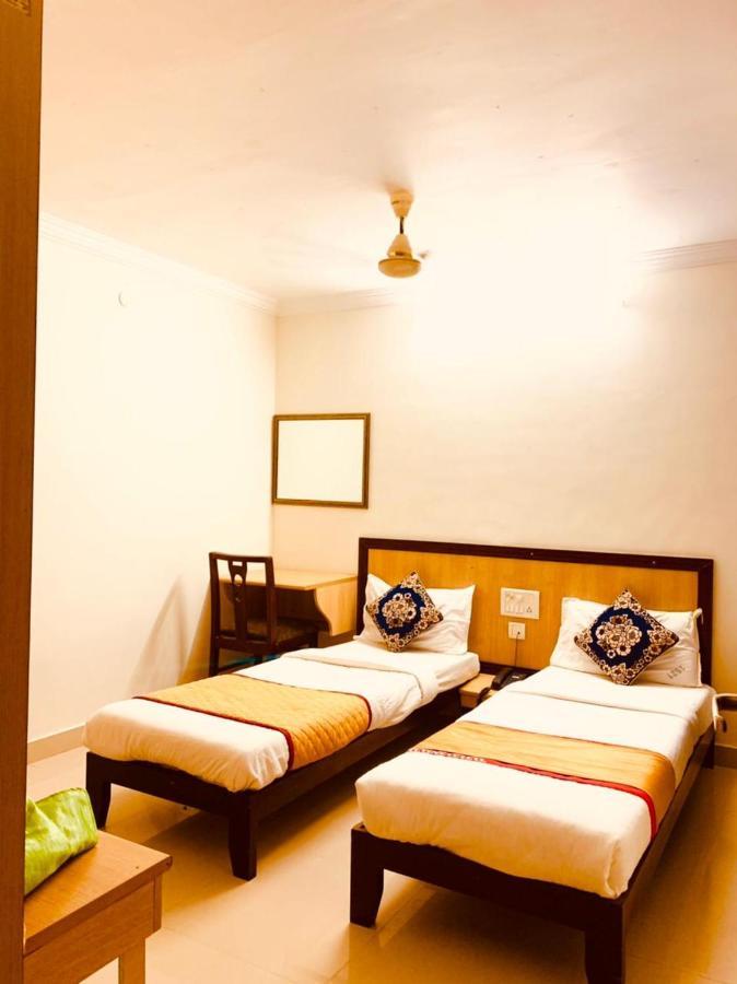 Hotel Half Moon Chennai Exterior photo